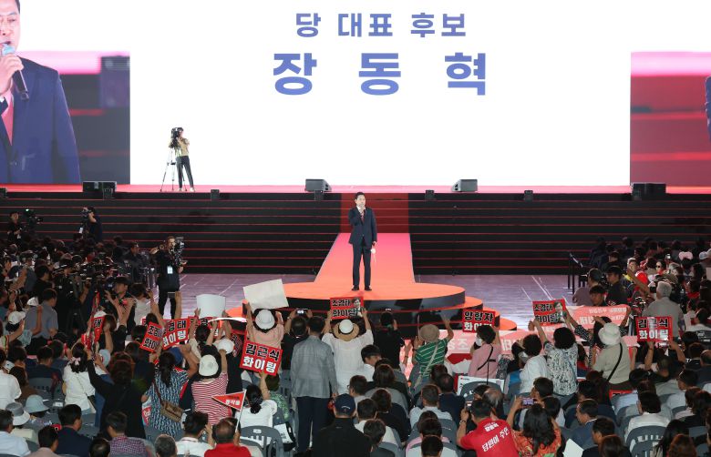 22일 충북 청주 오스코에서 열린 국민의힘 전당대회에서 장동혁 후보가 비전 발표를 하자 찬탄(탄핵 찬성)파 진영 지지자들이 야유를 보내고 있다. /뉴스1