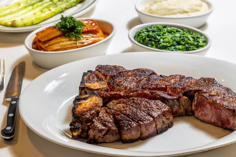 울프강 스테이크하우스 대표 메뉴인 티본 스테이크. 전 세계 40여 매장 중 서울에서만 내는 사이드 메뉴 ‘구운 숙성 김치’를 곁들였다. /이신영 영상미디어 기자