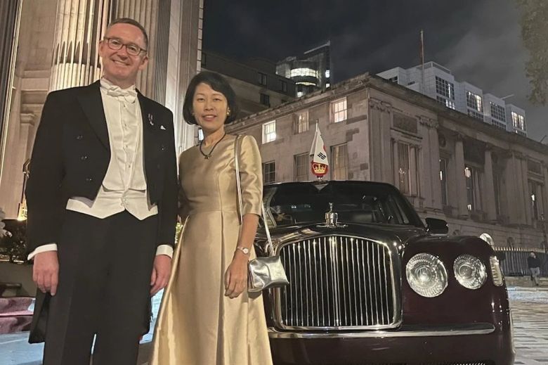 콜린 크룩스 주한영국대사와 영기 크룩스 부부가 2023년 대통령 국빈 방문에 동행했을 때. /주한영국대사관 제공