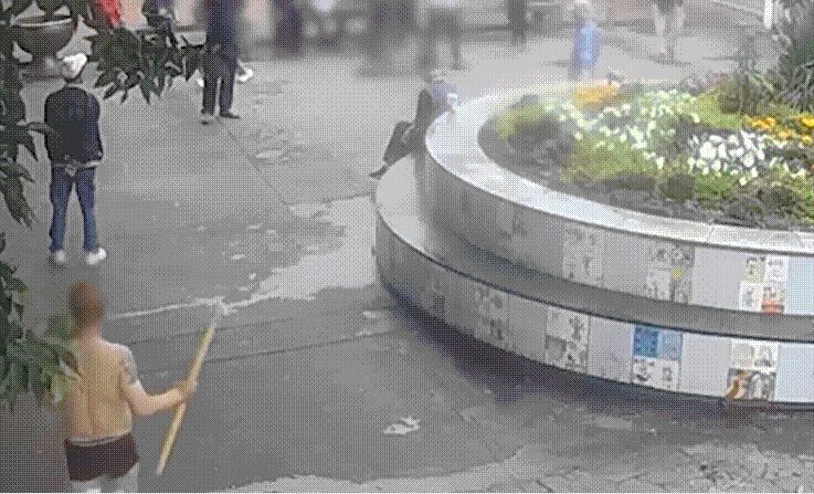 도박하던 남성이 각목을 들고 등장해 사람들을 위협하고 있다. /경찰청 유튜브