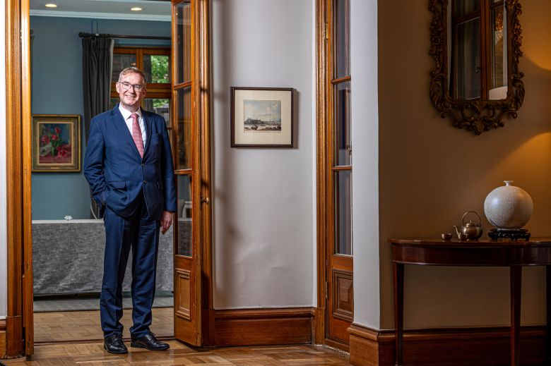 콜린스 대사는 3년간 주북대사를 지내고 2022년 3월부터 주한대사로 주재하고 있다. 1892년 빅토리아 양식으로 지어진 서울 영국대사관저엔 한국 백자와 유기 주전자 등 고미술품이 놓여있다./이신영 영상미디어 기자