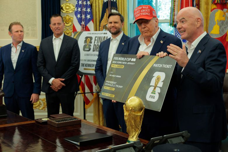 도널드 트럼프 미국 대통령(오른쪽에서 두번째)와 잔니 인판티노 국제축구연맹(FIFA) 회장(맨 오른쪽)이 23일 백악관에서 조추첨 일정 계획을 발표하고 있다. /AFP 연합뉴스