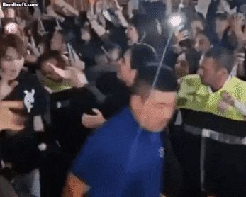 브라질 여성 팬이 K팝 그룹 YOUNITE(유나이트) 멤버 은호에게 기습 입맞춤을 시도하고 있다./엑스