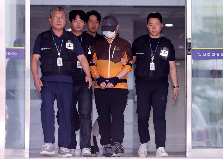 사제 총기 살해 사건 피의자 A씨가 지난달 30일 오전 인천논현경찰서에서 검찰로 송치되고 있다. /뉴스1