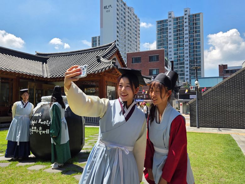 10일 오전 일본인 관광객 마쓰노 소라씨가 가족들과 함께 의녀복을 입고 동대문구 서울한방진흥센터에서 사진을 찍고 있다./장윤 기자