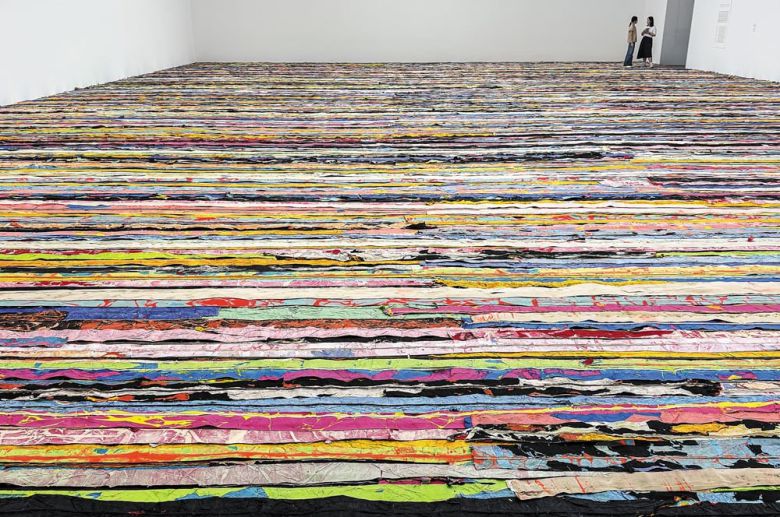 마크 브래드퍼드의 초대형 설치 작품 ‘떠오르다(Float·2019)’. 전단, 광고 포스터, 신문지 등을 긴 띠 형태로 자르고 노끈으로 이어붙여 600㎡ 규모의 전시장 도입부 바닥 전체를 덮었다. 관람객들은 그 위를 걸으며 몸으로 작품을 체험할 수 있다./김지호 기자