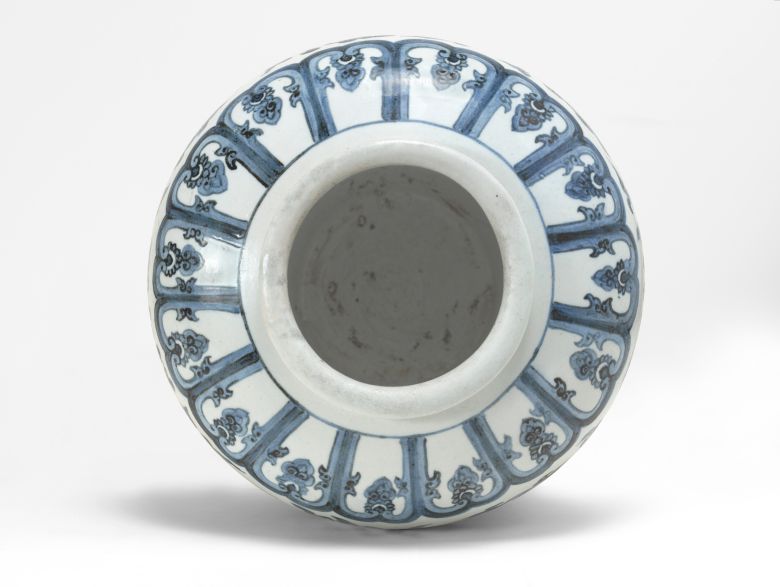 10월 크리스티 홍콩 경매에 나오는 15세기 조선 청화백자. 위에서 내려다본 모습. /크리스티