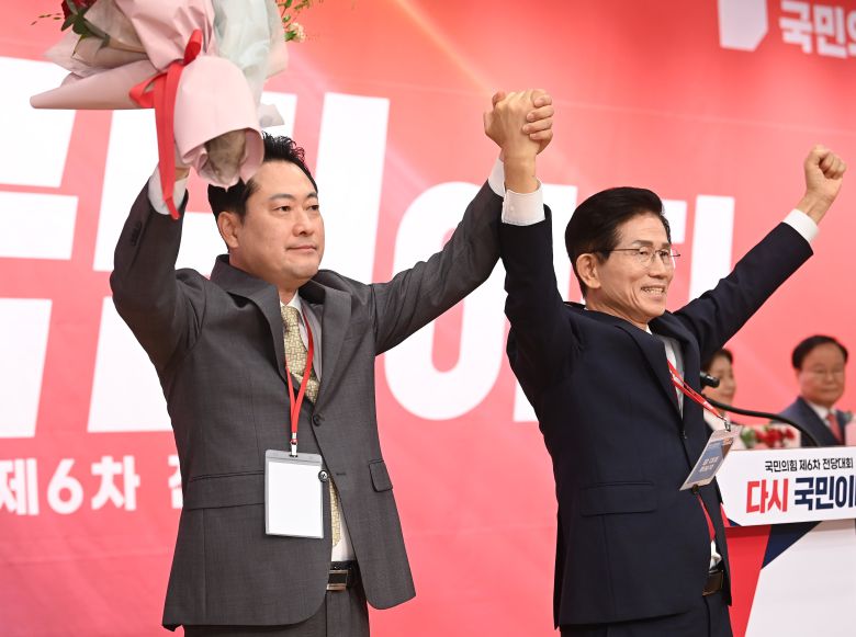 장동혁 국민의힘 신임 당대표가 26일 오전 서울 여의도 국회 도서관에서 열린 제6차 전당대회 결선에서 김문수 당대표 후보와 기념촬영을 하고 있다. /국회사진기자단