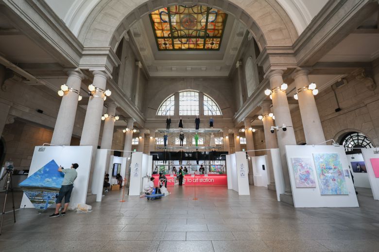 아시아프 2부 개막 하루 전인 25일 ‘문화역서울284’에서 작가들이 1층 로비에 작품을 설치하고 있다. /고운호 기자