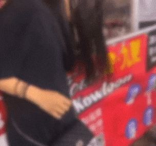 '좀비 담배'에 취한 여성이 팔을 심하게 떨며 몸을 가누지 못하고 있다. /X(옛 트위터)