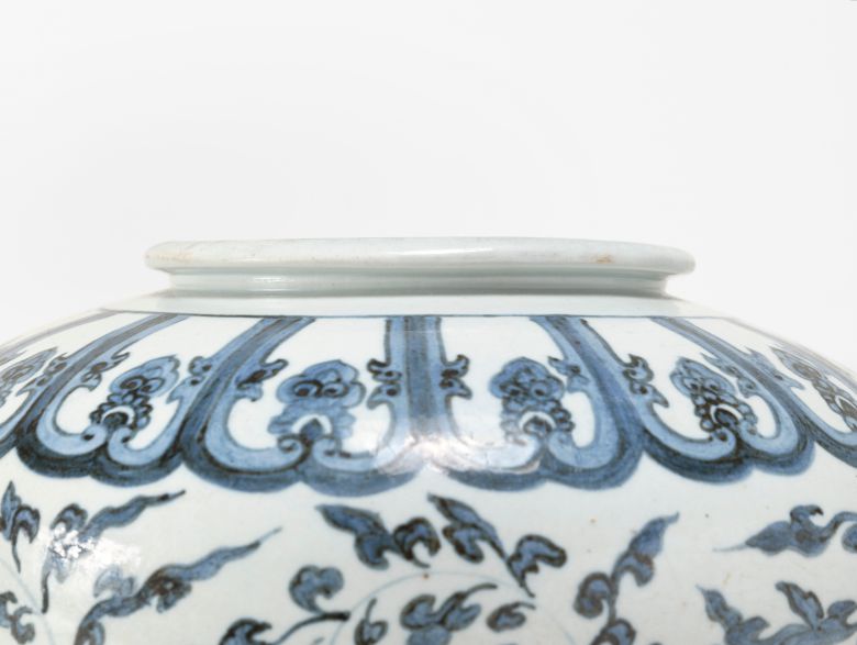 10월 크리스티 홍콩 경매에 나오는 15세기 조선 청화백자. 윗부분을 확대한 모습. /크리스티