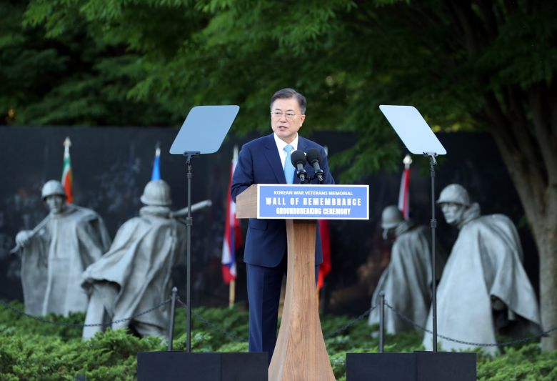 문재인 대통령이 2021년 5월 미국 워싱턴 DC의 한국전 참전용사 기념공원을 찾아 추모의 벽 착공식 축사를 하고 있다. /뉴시스