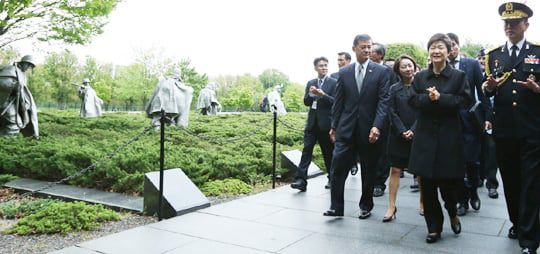 박근혜 대통령이 미국 방문 당시 워싱턴 DC의 한국전 참전용사 기념공원을 둘러보고 있는 모습. /조선일보DB