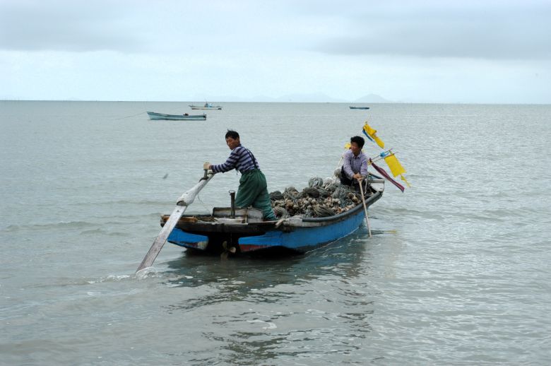 가을 주꾸미 잡이에 나서는 부부.