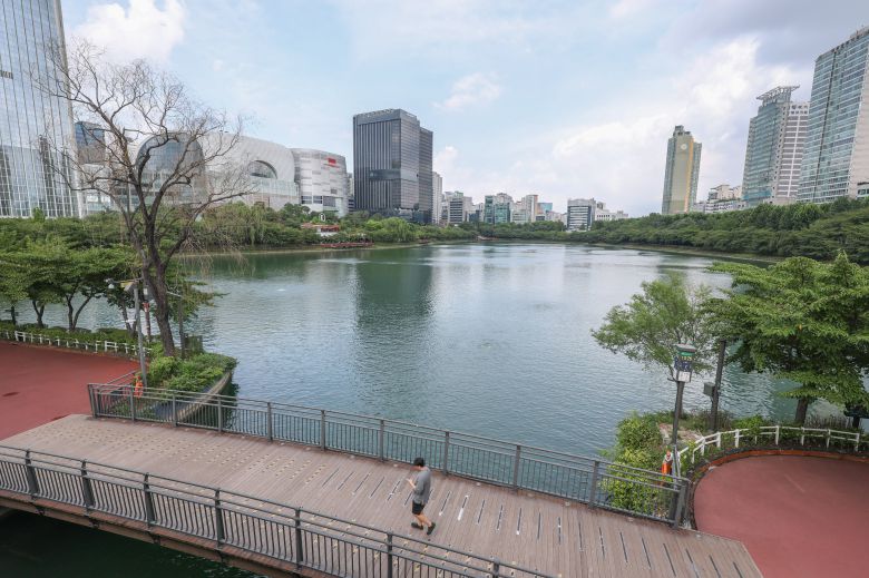 26일 서울 송파구 석촌호수 전경. 2021년 8월부터 송파구와 롯데, 젠스라는 국내 중소기업이 함께 수질 정화 작업을 벌이면서 5년째 맑은 상태로 유지되고 있다./ 고운호 기자