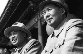 1954년 베이징에서 열린 전승절에서 마오쩌둥(오른쪽)과 나란히 선 김일성.