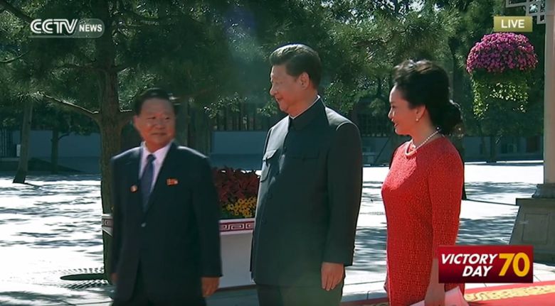 5년 전인 2020년 9월 3일 중국 베이징 톈안먼에서 열린  ‘항일전쟁 및 세계 반파시스트 전쟁 승전 70주년’(전승절) 기념행사에서 당시 최룡해 북한 노동당 비서가 참석해 시진핑 중국 국가주석 내외의 영접을 받는 모습. /중국 CCTV