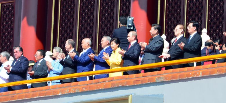 박근혜 대통령이 2015년 9월 3일 중국 베이징 천안문에서 열린 '항일 전쟁 및 세계 반 파시스트 전쟁 승전 70주년(전승절)' 기념행사에 참석해 시진핑 중국 국가주석, 블라디미르 푸틴 러시아 대통령 등 각국 정상들과 함께 자금성 망루에 올라 행사를 지켜보며 박수를 보내고 있다. /뉴시스