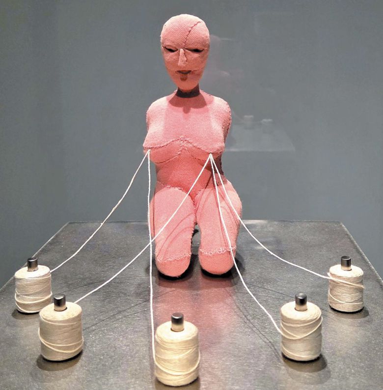 루이즈 부르주아, ‘좋은 엄마’(2003). 자식에게 모유를 먹이는 건 숭고한 일이지만, 아이에게 늘 묶여 있어야 하는 엄마의 양가적 감정을 표현했다. 천, 실, 스테인리스 스틸, 목재, 유리. 뉴욕 이스턴 재단 소장. /허윤희 기자