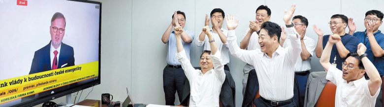 지난해 7월 17일 정부세종청사의 장관 집무실에서 산업통상자원부 관계자들이 체코 총리의 발표를 지켜보던 중 '신규 원전 우선협상대상자로 한수원을 선정한다'는 내용이 나오자 환호하는 모습. /산업통상자원부
