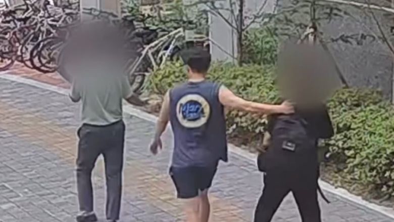 지난 13일 낮 대전 중구에서 휴가 중 전화금융사기 현금 인출책을 검거하는 대전 서부경찰서 이진웅 경사(가운데) 모습. /대전경찰청