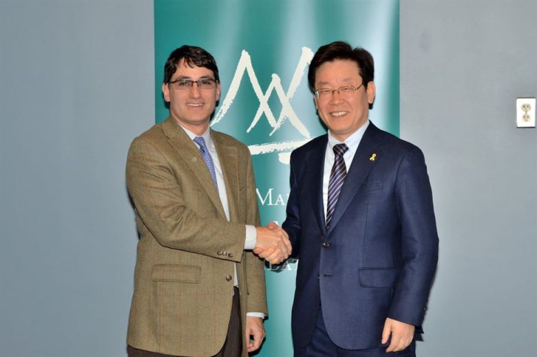 이재명 대통령(오른쪽)이 성남시장 시절인 2016년 3월 프랭크 자누지 맨스필드재단 대표와 만나 기념 촬영을 하고 있다. /성남시청