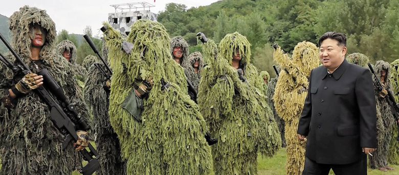저격수들 격려하는 김정은 - 김정은 북한 국무위원장이 지난 27일 조선인민군 총참모부 직속 특수작전 훈련기지를 방문해 저격수 분대 등의 훈련을 점검하는 모습을 28일 조선중앙TV가 보도했다. 이날 중국 신화통신과 북한 조선중앙통신은 다음 달 3일 중국 베이징에서 열리는 ‘전승절 80주년’ 열병식에 김 위원장이 참석한다고 보도했다. /조선중앙TV