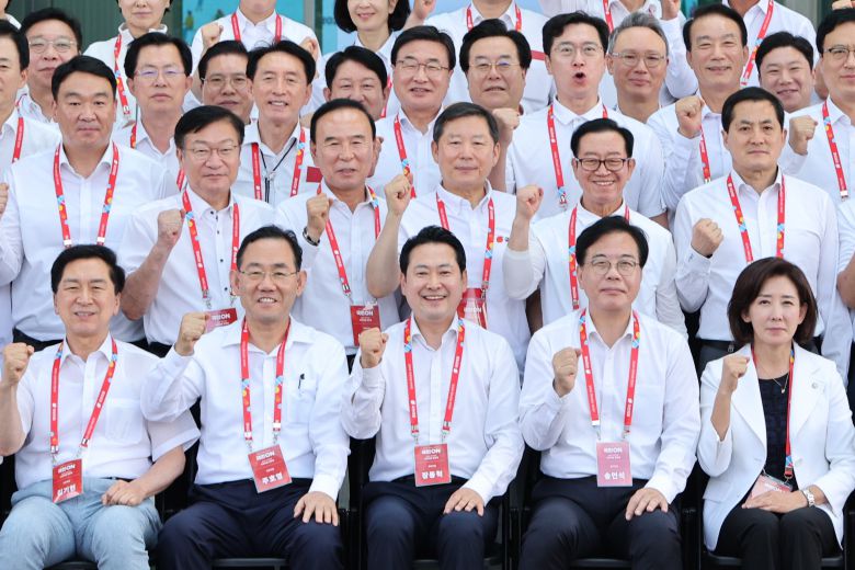 장동혁 대표를 비롯한 국민의힘 의원들이 28일 오후 인천 인천국제공항공사 인재개발원에서 열린 국민의힘 국회의원 연찬회에서 기념 촬영을 하고 있다./뉴스1