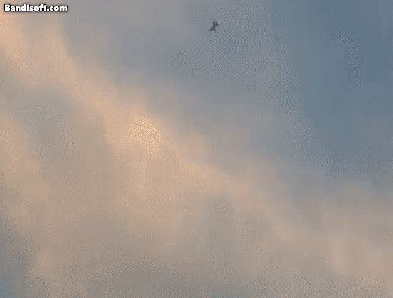 27일 폴란드 중부 라돔에서 열리는 에어쇼를 앞두고 훈련 비행하던 F-16 전투기가 추락했다./엑스