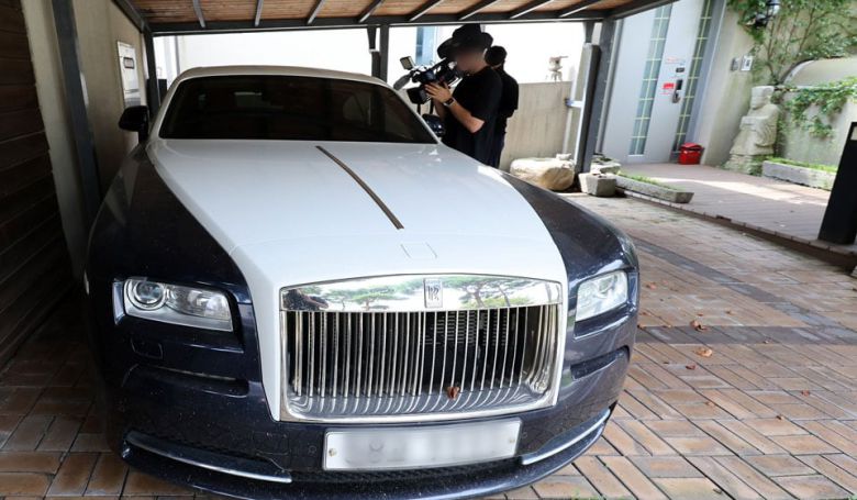“김건희 시계 사줬다” 로봇개 사업자 자택 압수수색 - 28일 김건희 여사 의혹을 수사 중인 민중기 특검팀이 김 여사에게 5000만원대 ‘바쉐론 콘스탄틴’ 시계를 건넨 로봇 개 수입 업체 대표 서성빈씨의 경기도 양평 집을 압수 수색했다. 사진은 서씨 자택 주차장에 있는 고급 롤스로이스 차량. 특검은 서씨가 그 대가로 정부의 로봇 개 관련 사업을 수주한 것으로 보고 수사하고 있다. /연합뉴스