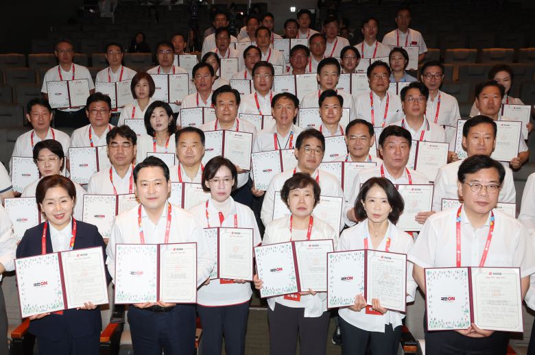 국민의힘 장동혁 대표 등 의원들이 29일 인천국제공항공사 항공교육원에서 열린 2025 국민의힘 국회의원 연찬회에서 '국민께 드리는 손 편지'를 들고 있다. /연합뉴스