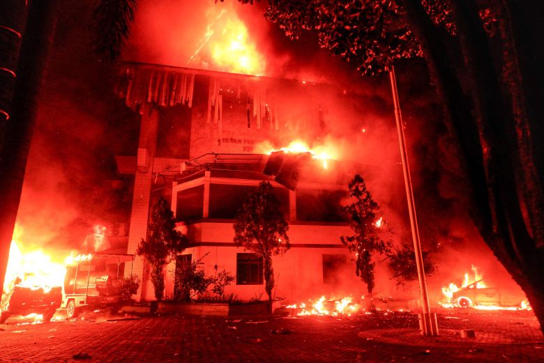 외신에 따르면 29일(현지 시각) 남술라웨시주 마사카르의 지방 의회에 불이 나 3명이 숨지고 5명이 다쳤다. /AFP 연합뉴스