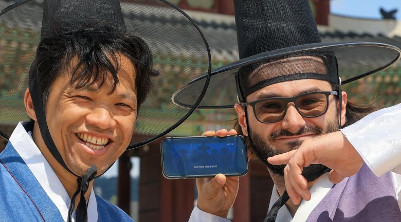 지난 29일 오후 서울 경복궁에서 외국인 관광객들이 갓을 쓰고 '케이팝 데몬헌터스'에서 주연들이 갓을 쓴 장면을 보이고 있다. /박성원 기자