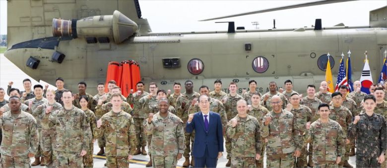 한덕수 대통령 권한대행이 4월 23일 캠프 험프리스의 한미연합사령부를 방문, 미군 지휘부 및 병사들을 격려한 후 함께 사진을 찍었다. 당시 한 대행은 트럼프 2기 출범 후, 윤석열 대통령이 탄핵당한 상황에서 한미 동맹의 굳건함을 강조하기 위해 이곳을 방문했다./연합뉴스