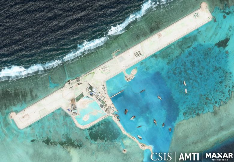 베트남이 남중국해 스프래틀리 군도 내 래드 암초를 매워 만든 군사용 항만. /CSIS, AMTI