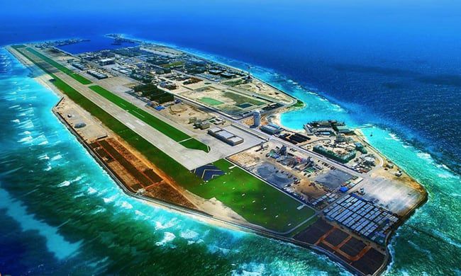 중국이 2014년부터 인공섬으로 개조해 활주로와 군사시설 등을 건설한 남중국해 스프래틀리 군도 내 피어리 크로스 암초(중국명 융수자오). 면적이 2.8㎢에 이른다. /중국군망