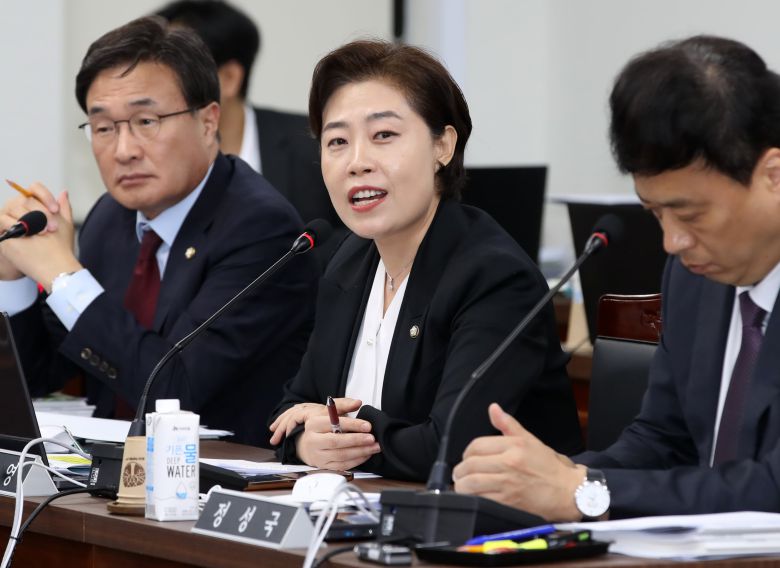 서지영 국민의힘 의원이 지난 4월 국회 교육위원회에 참석해 피감기관을 향해 질의하고 있다. /뉴스1