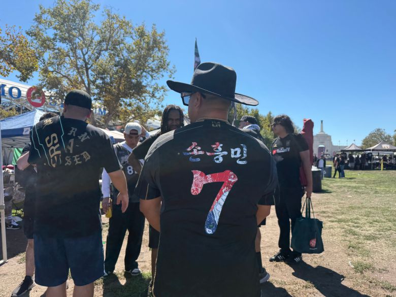 31일(현지 시각) 미 로스앤젤레스 BMO스타디움 인근 잔디밭에서 한 LAFC 현지팬이 태극문양으로 손흥민의 등번호가 적힌 유니폼을 입고 있다./강다은 기자