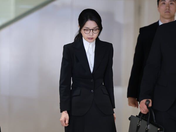 지난 6일, 서울 종로구 KT 광화문빌딩 웨스트에 마련된 김건희 특검 사무실에서 조사를 마친 김건희 여사가 걸어나오고 있다./조선DB