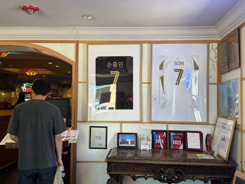 31일(현지 시각) 미 로스앤젤레스 코리아타운의 한 갈비집에 손흥민 선수의 유니폼이 걸려있는 모습./강다은 기자