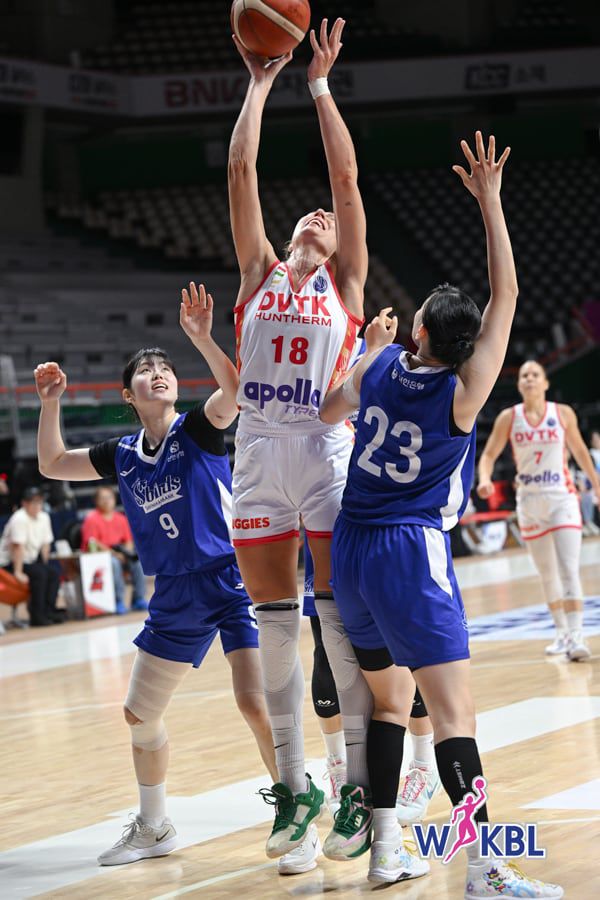 헝가리 DVTK의 그리가라우스키테 모니카가 신한은행 골밑에서 슛을 시도하고 있다. 키 192cm인 장신 포워드 그리가라우스키테는 헝가리 국가대표다. /WKBL