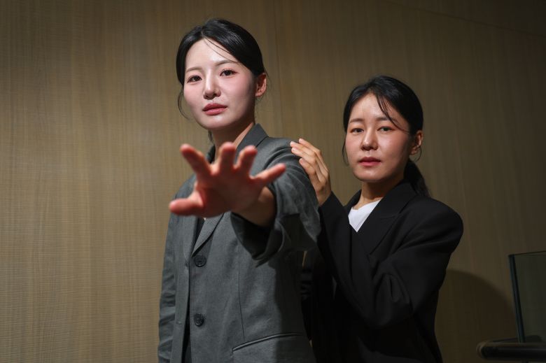 국립창극단 '심청'에서 주역 '심청'을 맡은 김율희(오른쪽)와 김우정. /장련성 기자