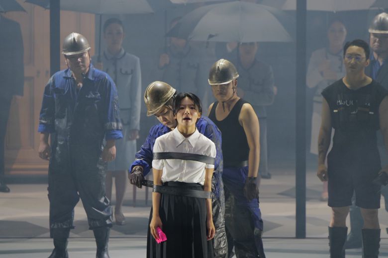 살아남기 위해 도망쳤다가 뱃사람들에게 다시 붙잡혀 온 ‘심청’(김우정)은 온몸이 칭칭 묶인 채 인당수에 산 제물로 던져지지만, 마지막 순간까지 당당하게 노래한다. 마치 ‘당신들이 눈감았던 폭력에 희생되는 나를 지켜보라’고 외치는 듯이. /전주세계소리축제