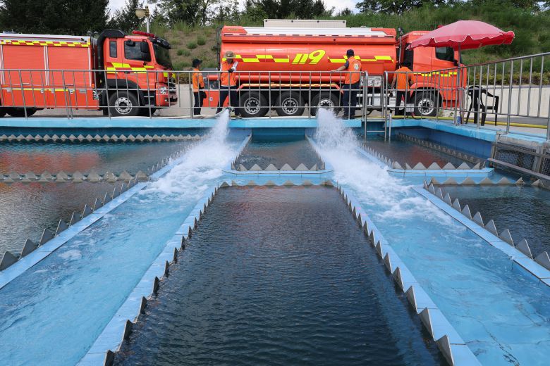 8월 31일 강원도 강릉시 홍제정수장에서 물을 담아온 소방차량이 급수하고 있다. /장경식 기자
