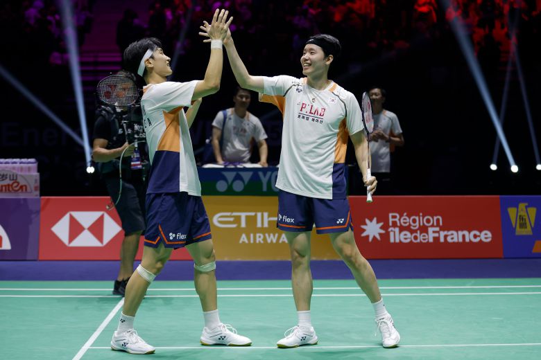 한국의 김원호(왼쪽)-서승재(오른쪽) 조가 31일 프랑스 파리에서 열린  2025 세계배드민턴선수권 남자 복식 결승전에서 중국의 첸보양-류리 조를 물리치고 우승한 뒤 세리머니를 하고 있다.  EPA 연합뉴스