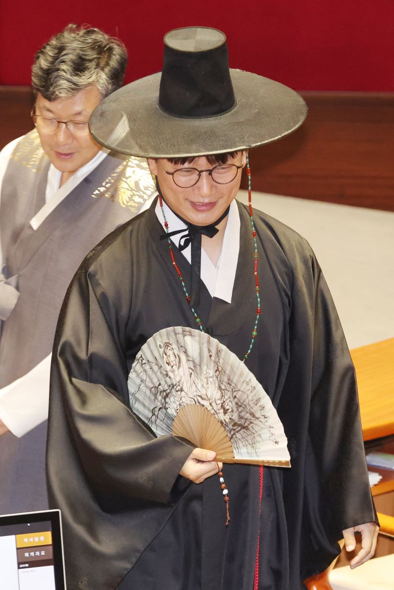 더불어민주당 모경종 의원이 1일 서울 여의도 국회 본회의장에서 열린 정기국회 개회식에 '케이팝 데몬 헌터스(K-Pop Demon Hunters)'의 저승사자를 흉내낸 복장으로 참석해 의원들과 대화하고 있다./연합뉴스