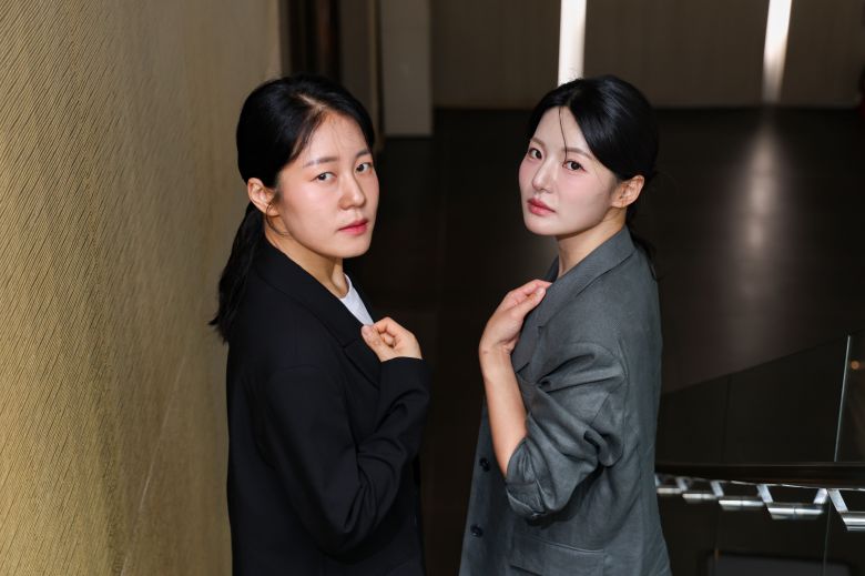 국립창극단 '심청'에서 주역 '심청'을 맡은 김율희(왼쪽)와 김우정. /장련성 기자