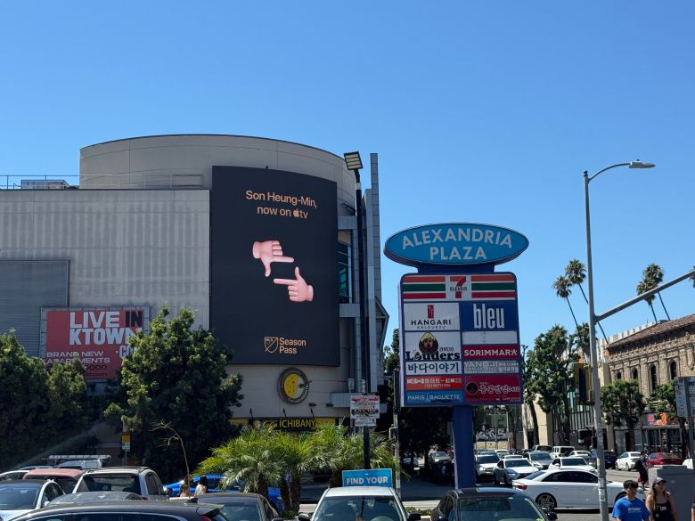LAFC로 이적한 손흥민 선수의 첫 홈경기가 열리는 31일(현지 시각) 미 로스앤젤레스 '코리아타운'의 한 건물 전광판에 손흥민을 언급한 '애플TV'의 광고가 보여지고 있다./강다은 기자
