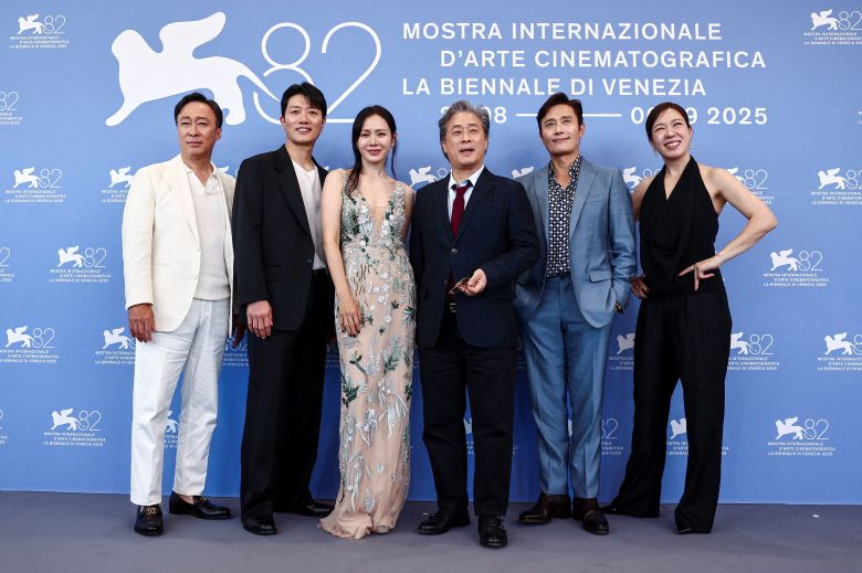 박찬욱 감독과 '어쩔수가없다' 출연 배우들이 제82회 베네치아영화제에 참석해 포즈를 취하고 있다. 왼쪽부터 이성민, 박희순, 손예진, 박 감독, 이병헌, 염혜란. /로이터 연합뉴스