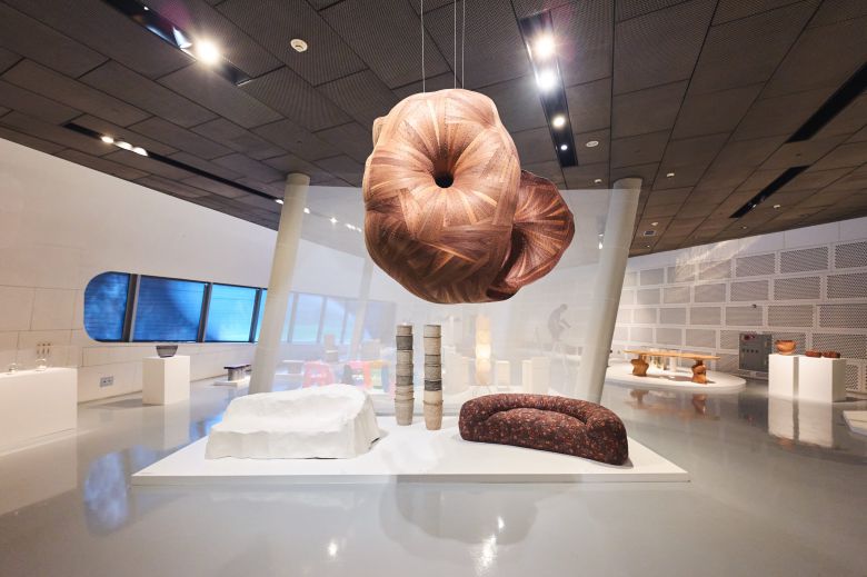 디자인 마이애미 인 시추《창작의 빛: 한국을 비추다(Illuminated: A Spotlight on Korean Design)》 전시 전경, 동대문디자인플라자 이간수문전시장, 2025. [사진 WeCAP, 서울디자인재단 제공]